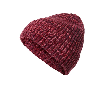 Detailaufnahme einer rot-violetten Strickmütze.