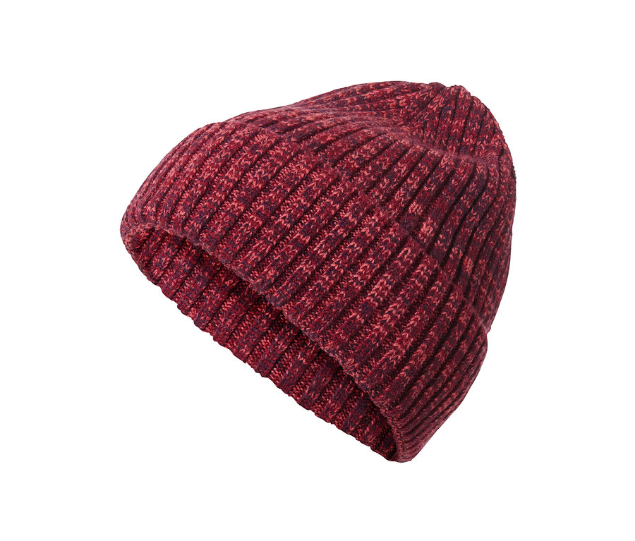 Detailaufnahme einer rot-violetten Strickmütze.