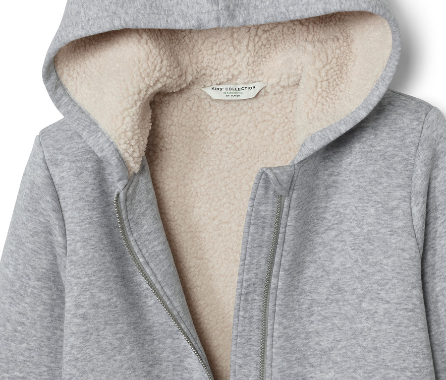 Graue Kinder-Sweat-Jacke mit Kapuze und Plüschfutter.
