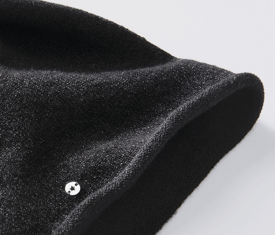 Detailaufnahme einer glitzernden schwarzen Feinstrick-Beanie.