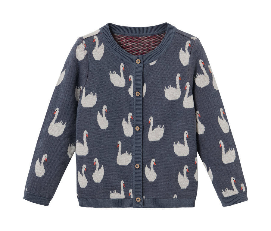 Eine blaue Kinder-Strickjacke mit Schwanenmuster.