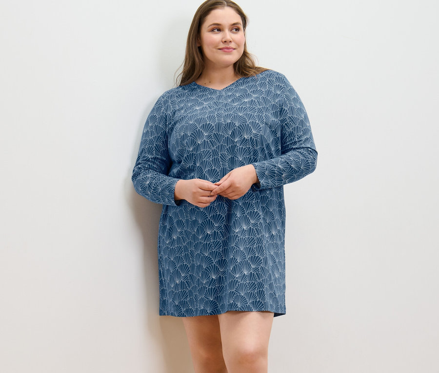 Frau posiert im Nachthemd.