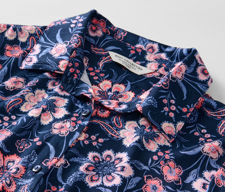 Detailansicht eines Web-Nachthemds mit Blumenmuster.