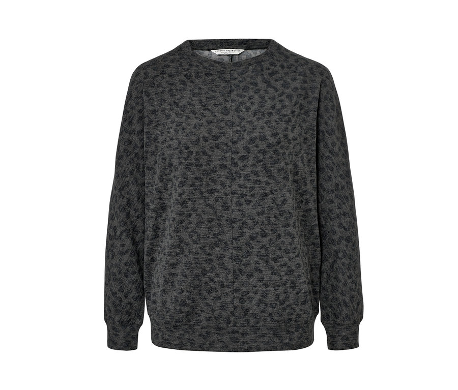 Ein graues, bedrucktes Fledermausshirt auf weißem Hintergrund.