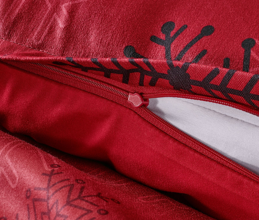 Detailansicht von rot Microfaser-Flanell-Bettwäsche mit Reißverschluss und schwarzen Schneeflocken.