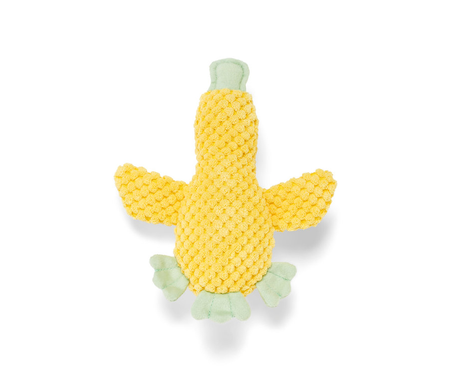 Ein gelbes Hunde-Plüschspielzeug »Kleine Ente« mit hellgrünen Details liegt auf einem weißen Hintergrund.