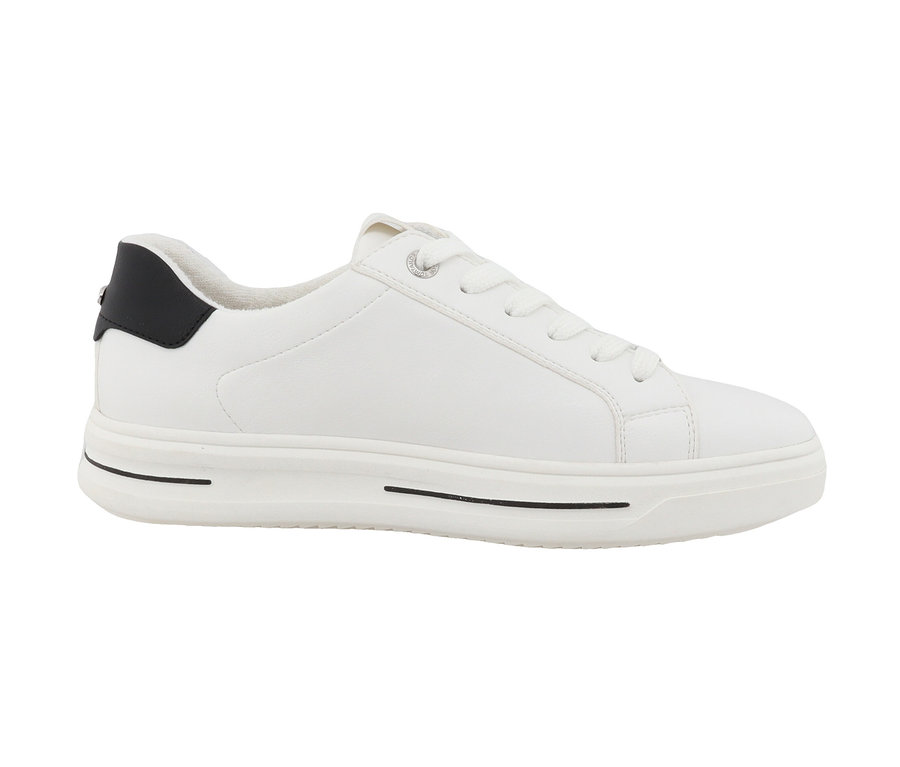 Weißer Tom Tailor Sneaker, PU weiß-schwarz vor weißem Hintergrund.