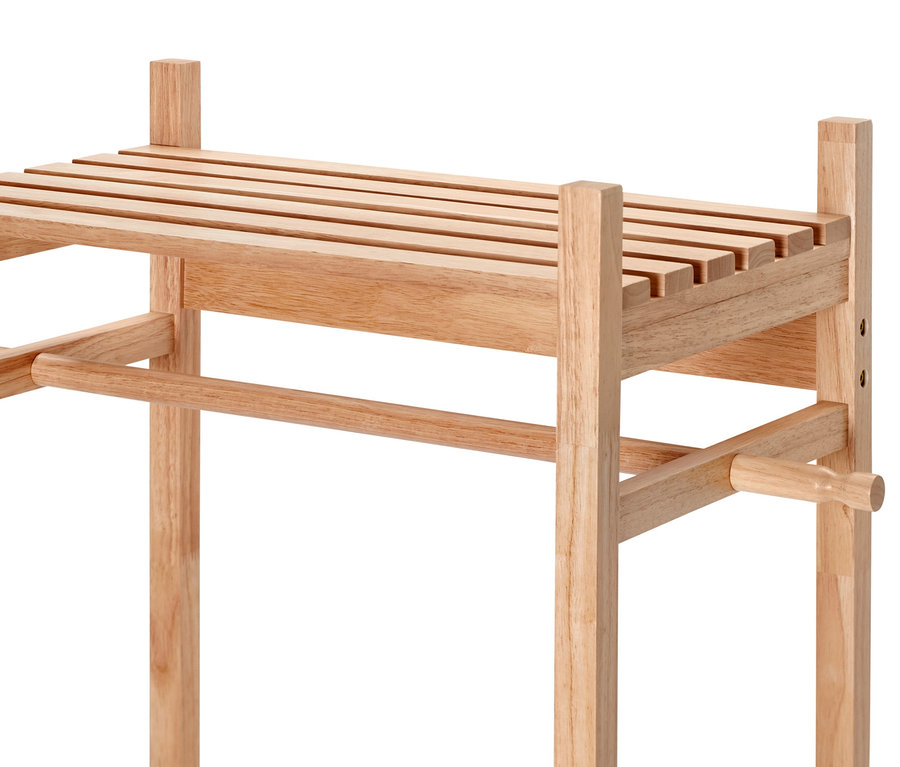 Detail einer Standgarderobe mit Ablageflächen aus Naturholz.