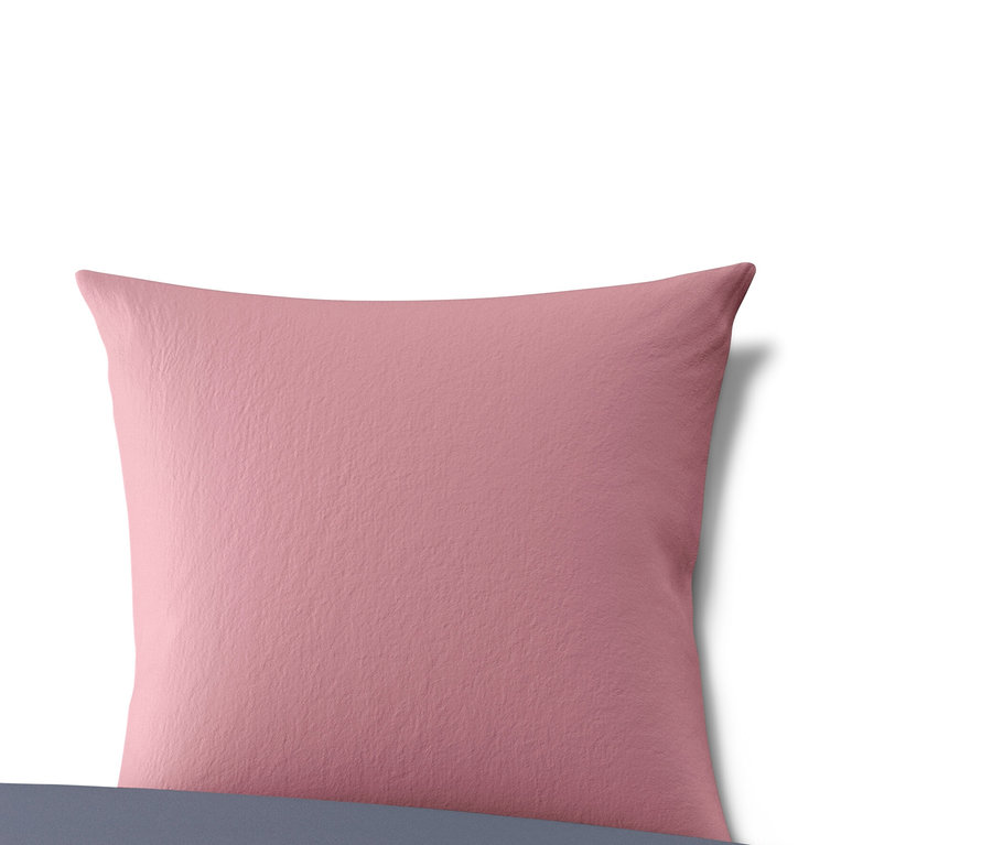 Rosa Microfaser-Flanell-Bettwäsche in Normalgröße mit grauer Decke und Kissen.