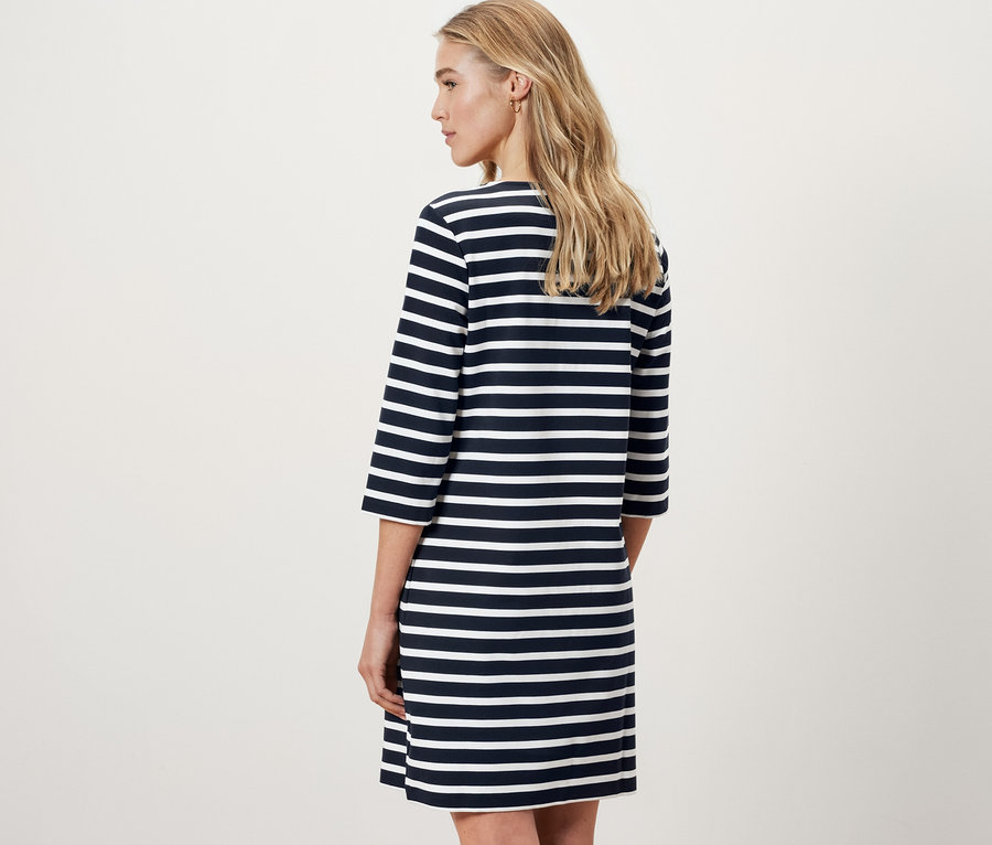Frau von hinten in einem gestreiften Sweatkleid.