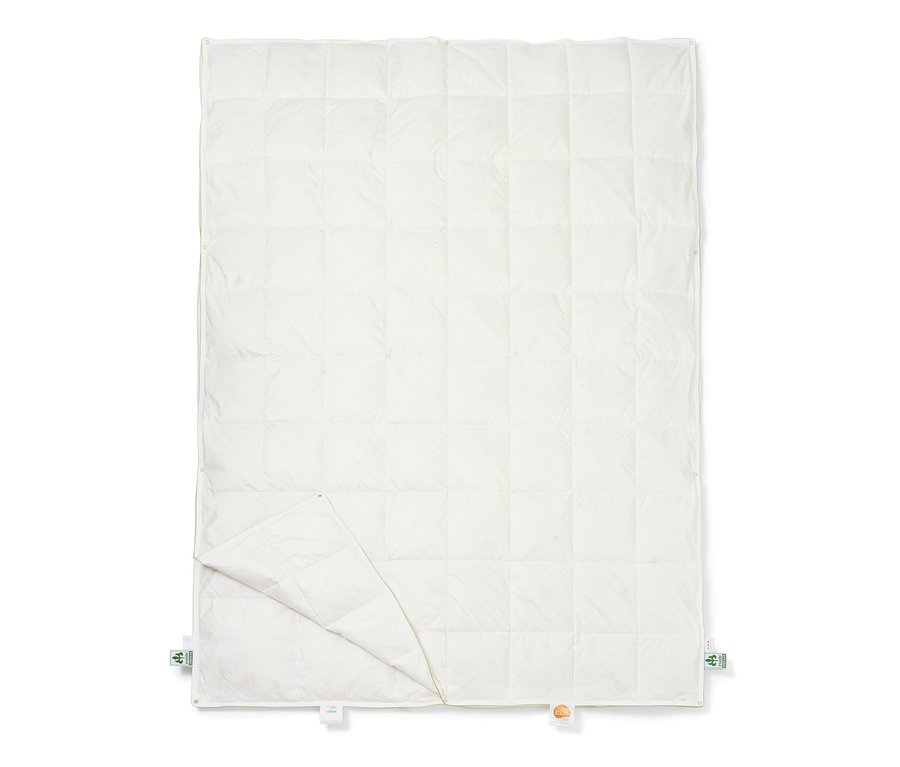 Ausgebreitete irisette® greenline 4-Jahreszeiten-Daunendecke in Normalgröße.