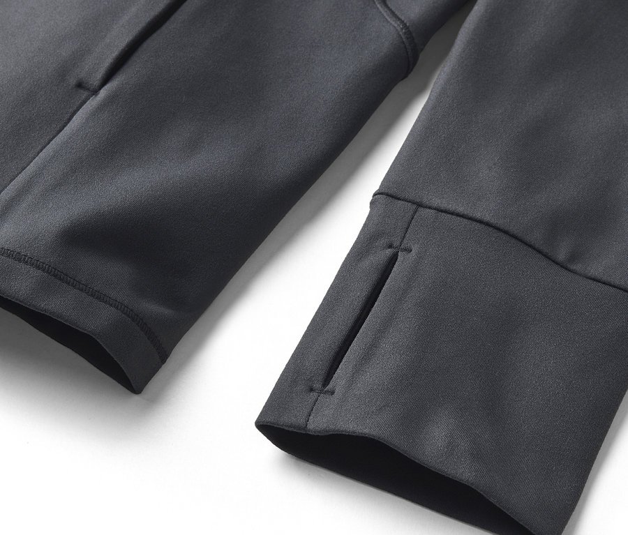 Detailansicht eines grauen Sweatshirts mit Daumenlöchern an den Bündchen und einer Seitentasche.