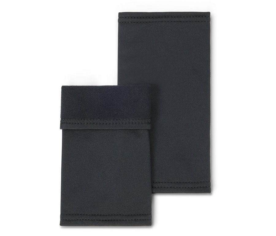 Zwei schwarze Armstulpen liegen auf einem weißen Hintergrund.