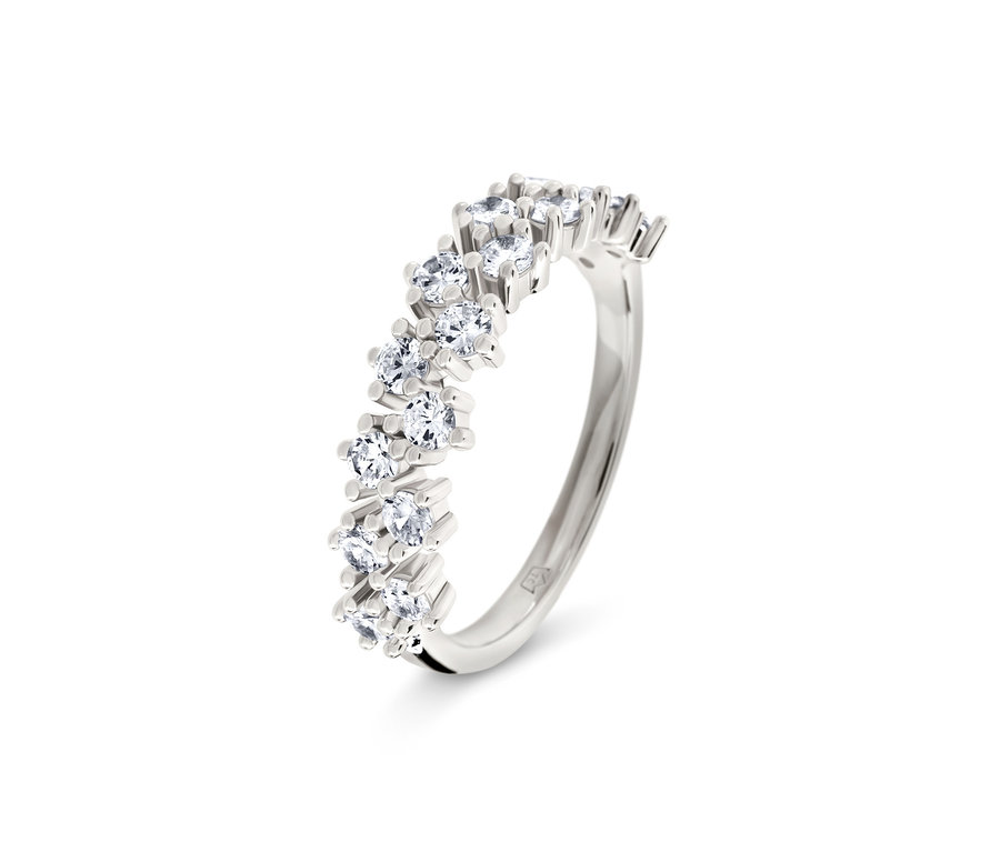 Silberring mit klaren Steinen.