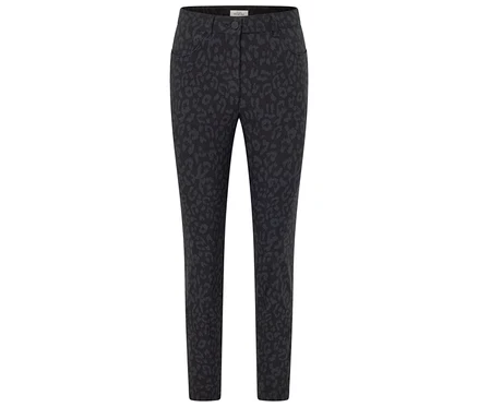 Schwarze Hose mit Tiermuster.