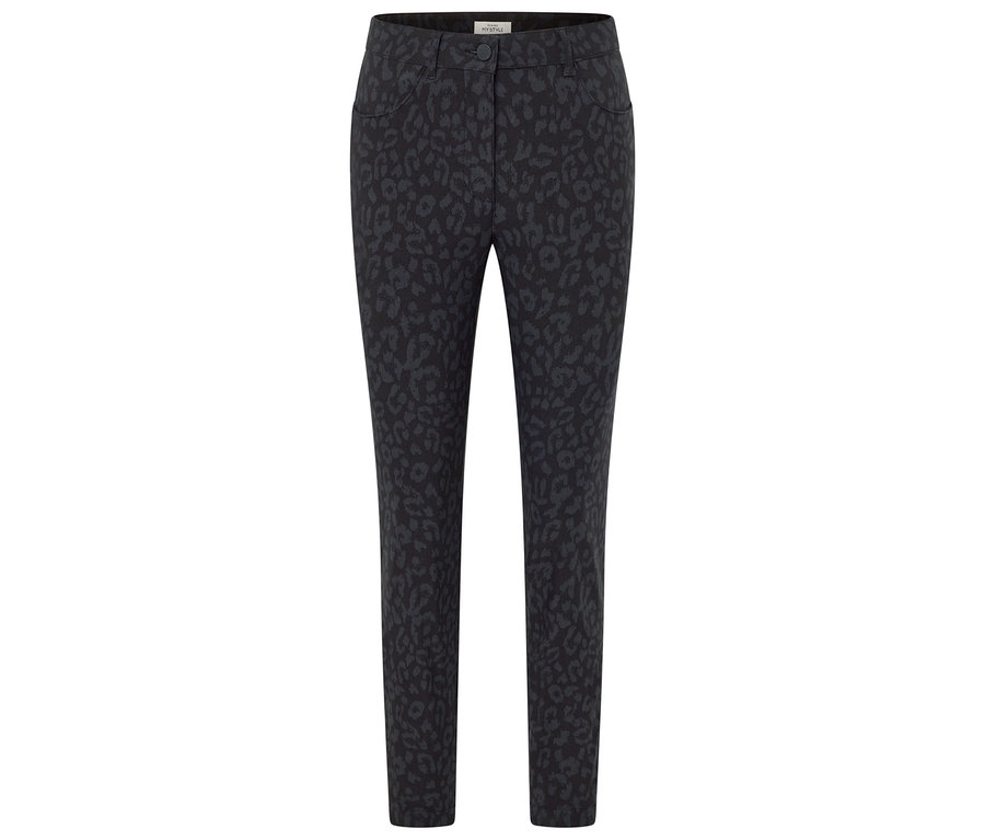 Schwarze Hose mit Tiermuster.