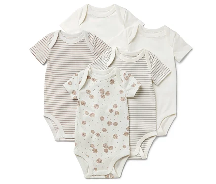 Fünf Baby-Bodys mit kurzen Ärmeln: zwei weiße, zwei mit braunen Streifen und einer mit braunem Blumendruck.
