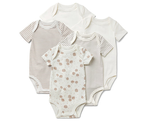 Fünf Baby-Bodys mit kurzen Ärmeln: zwei weiße, zwei mit braunen Streifen und einer mit braunem Blumendruck.
