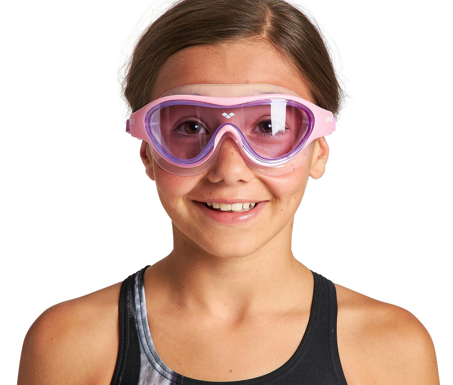 Lachendes Mädchen trägt pinke arena Junior Kinder-Schwimmbrille The One Mask und einen bunten Badeanzug.
