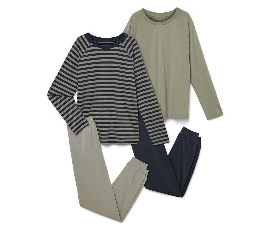 Zwei Schlafanzugsets. Ein Set besteht aus einem gestreiften Langarmshirt und beigen Hosen. Das andere Set besteht aus einem olivfarbenen Langarmshirt und marineblauen Hosen.