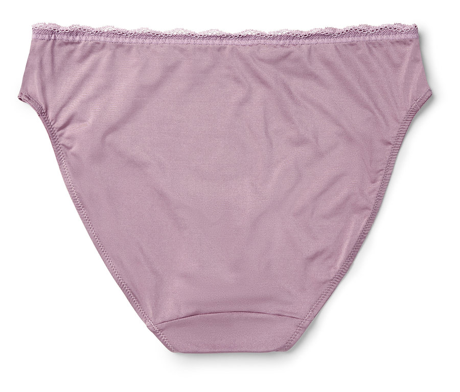 Ein lilafarbener Slip mit Spitze am oberen Rand.