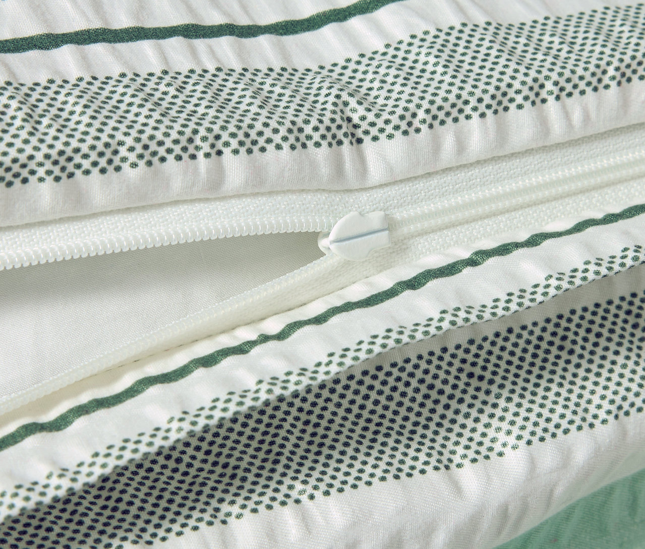 Detailaufnahme von Seersucker-Microfaser-Bettwäsche in Normalgröße mit Reißverschluss.