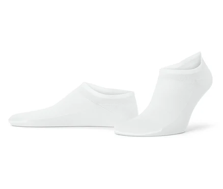 Zwei weiße Socken liegen auf einem weißen Hintergrund.