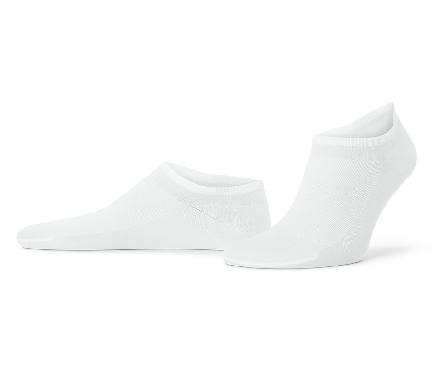 Zwei weiße Socken liegen auf einem weißen Hintergrund.