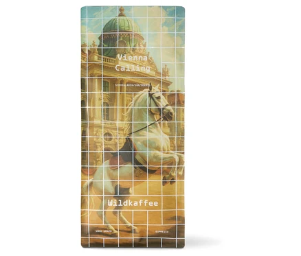 Rechteckige Packung Wildkaffee - Vienna Calling Espresso - 1 kg Ganze Bohne mit Abbildung eines weißen Pferdes vor Schloss Schönbrunn.