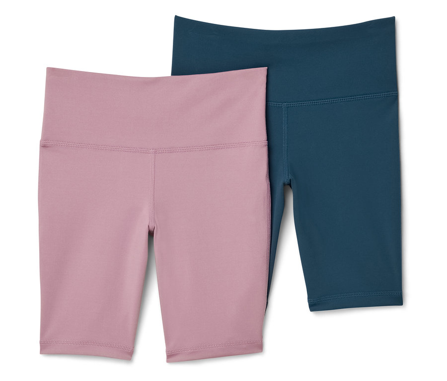 Zwei Sportshorts, eine rosa und eine blaugrün, liegen nebeneinander.