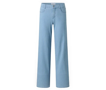 Hellblaue, weit geschnittene Jeanshose mit weißen Streifen.