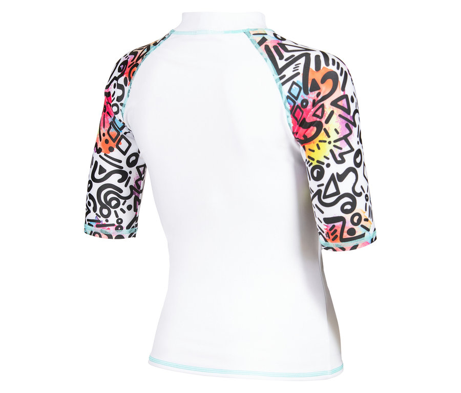 Weißes kurzärmeliges Oberteil mit bunten geometrischen Mustern auf den Ärmeln.