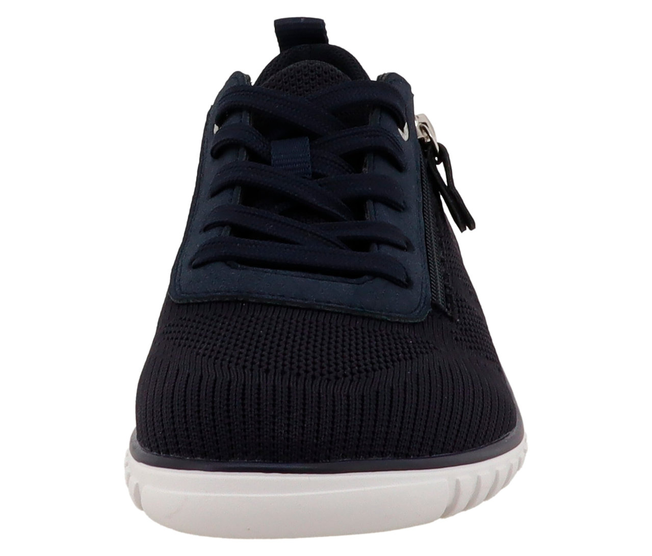 Nahaufnahme eines einzelnen marineblauen Stoffschuhs mit weißen Sohlen, Schnürsenkeln und einem Reißverschluss.