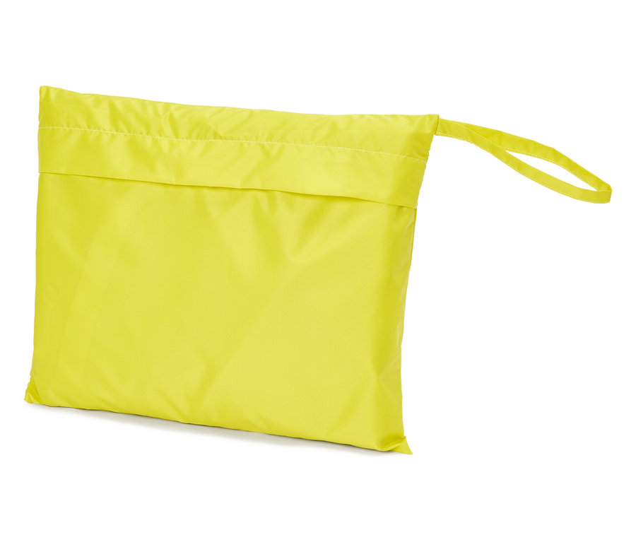 Gelber Packsack mit Kordelzug liegt auf einem weißen Untergrund.