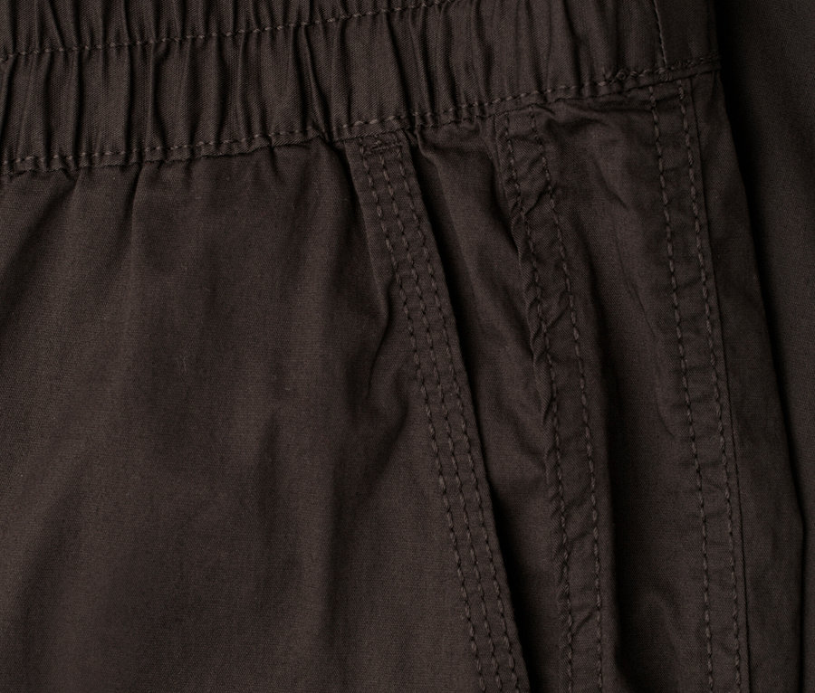 Nahaufnahme der Street One Papertouch-Hose mit Gummibund und Tascheneingriff.