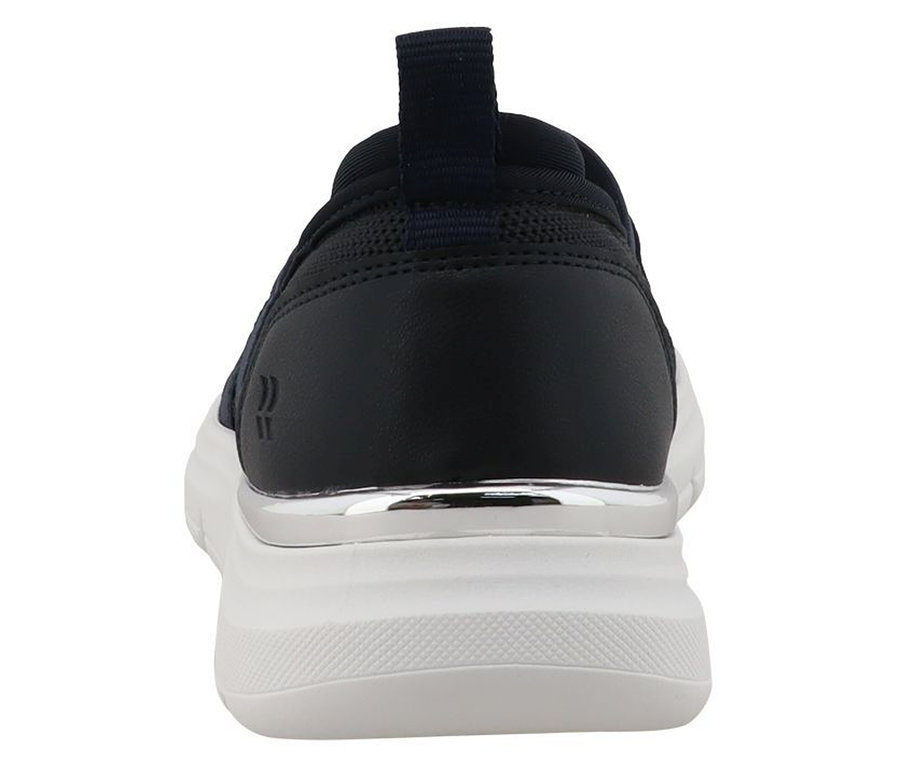 Blauer Romika Slipper von hinten, mit dunkelblauem Obermaterial, weißer Sohle und silbernem Akzent.