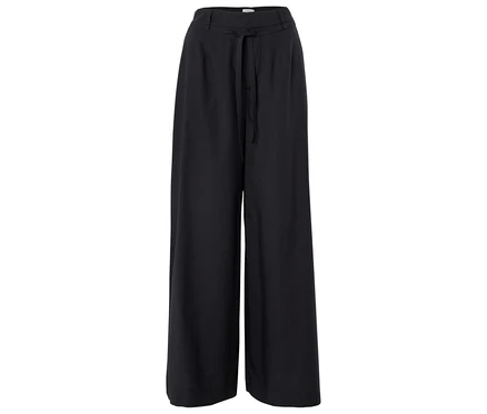 Schwarze, weite Hose mit Bindegürtel vor einem weißen Hintergrund.