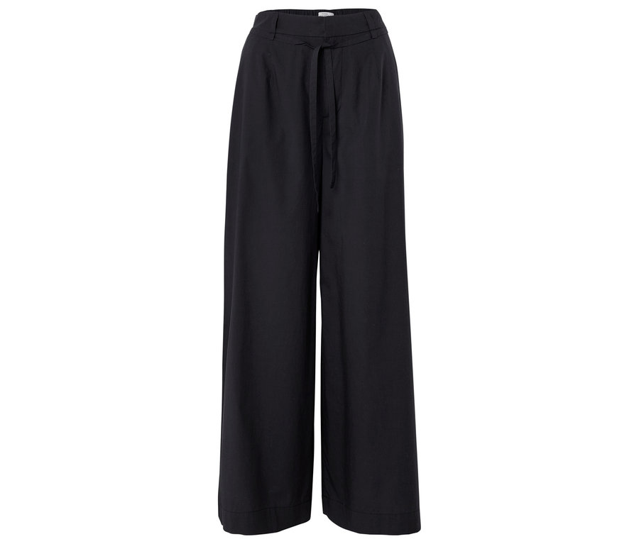 Schwarze, weite Hose mit Bindegürtel vor einem weißen Hintergrund.