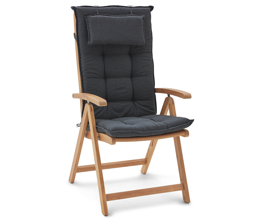 Ein Teak-Hochlehner mit verstellbarer Rückenlehne und grauen Polstern steht auf einem weißen Hintergrund.