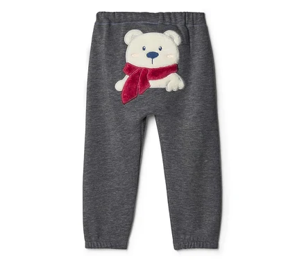 Dunkelgraue Kinder-Jogginghose mit einer weißen Eisbären-Applikation, die einen roten Schal auf der Rückseite trägt.