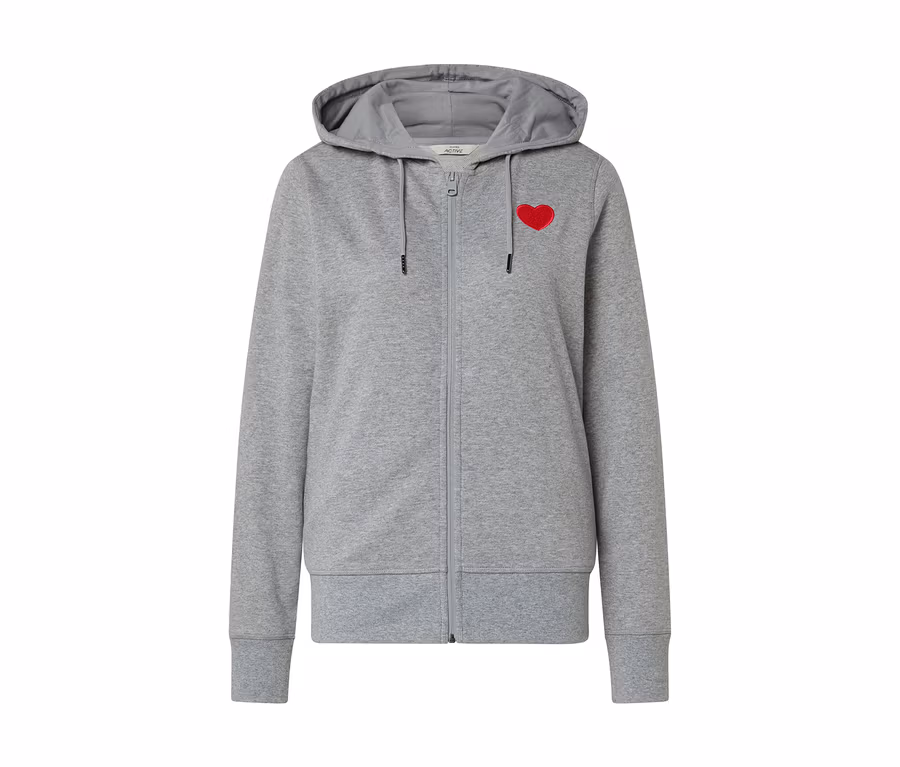 Graue Kapuzenjacke mit Reißverschluss und rotem Herz auf der Brust.
