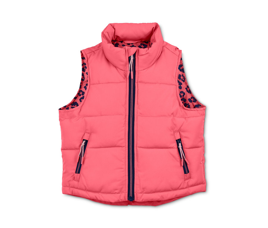 Eine pinke Thermoweste mit marineblauem Reißverschluss und Leopardenmuster auf der Innenseite.