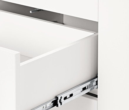 Detailaufnahme einer geöffneten Schublade eines weißen Highboards.