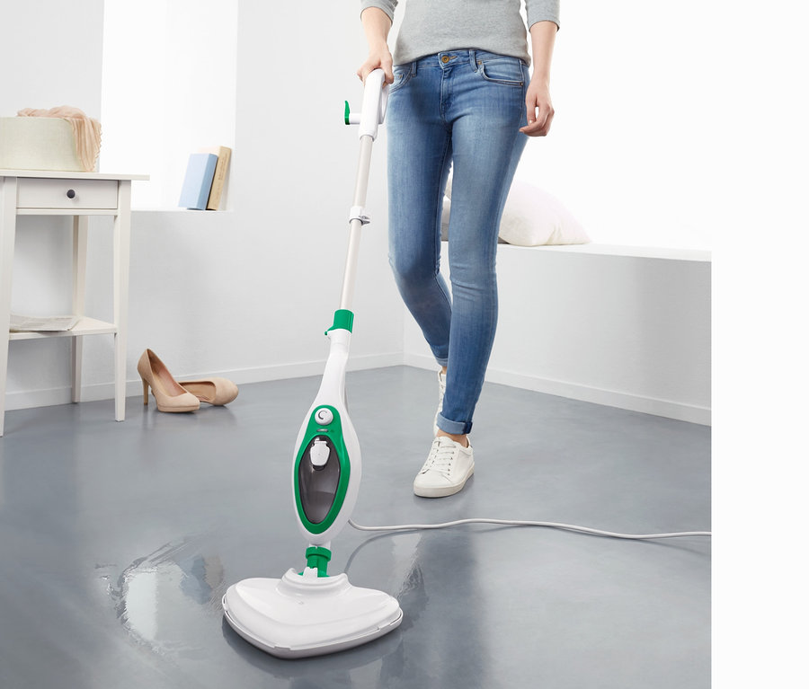 Frau benutzt einen Multifunktionalen Dampfbesen auf dem Boden.