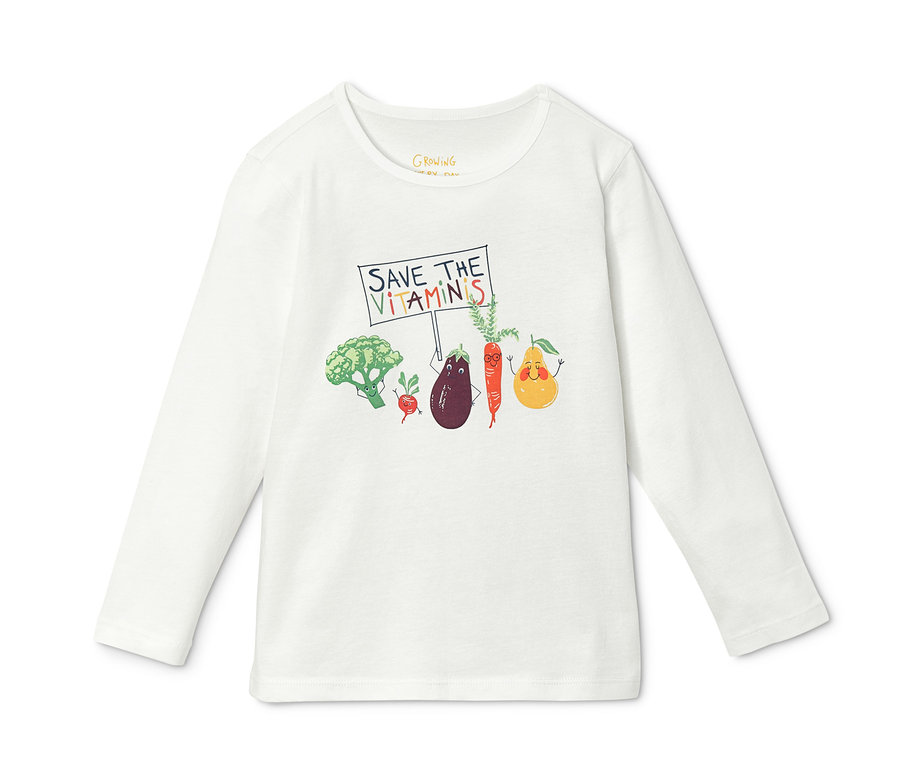 Weißes Langarmshirt mit Cartoon-Gemüse, das ein Schild mit der Aufschrift „Save the Vitamins“ hält.