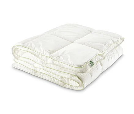 Zusammengelegtes, weißes irisette® greenline Steppbett mit Faserfüllung.