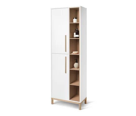 Ein »Eklund« Bad-Hochschrank mit Seitenfach ist mit Kosmetikprodukten auf den Regalen zu sehen.