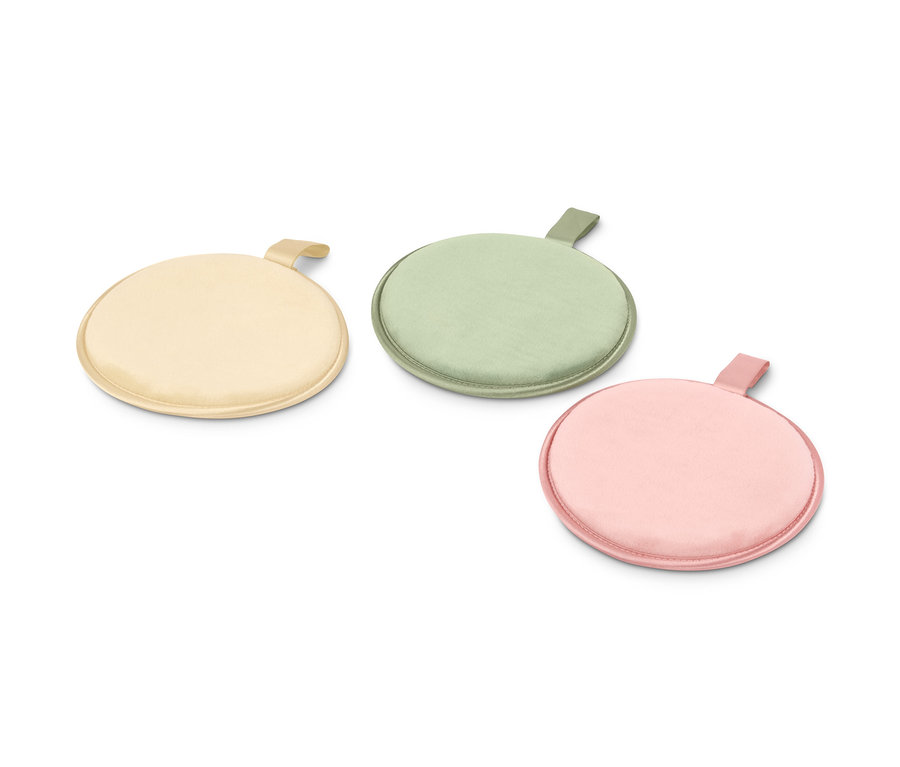 Drei extragroße, wiederverwendbare Abschminkpads in Beige, Grün und Rosa.