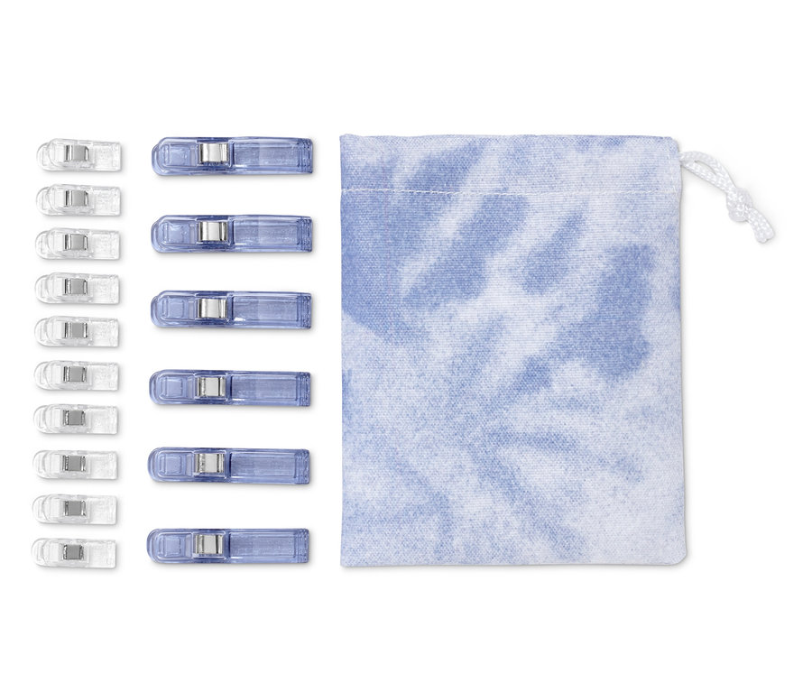 Zehn durchsichtige und zehn blaue Stoffklammern, 20 Stk., neben einem blauen Beutel.