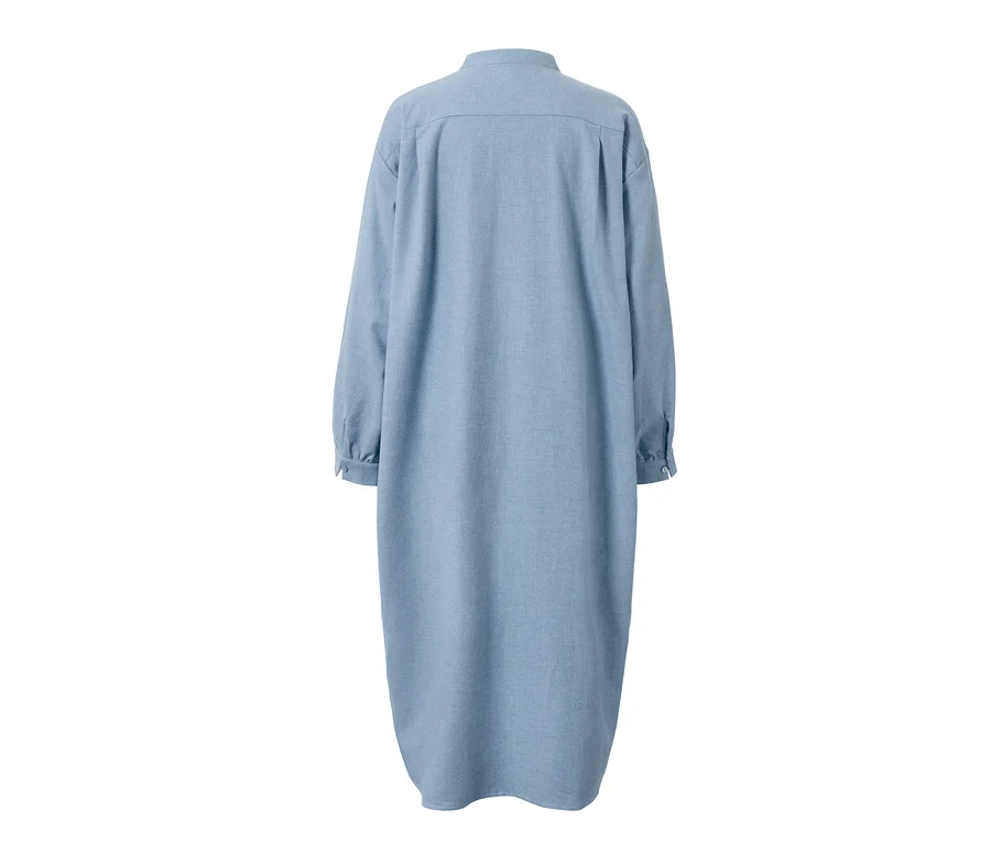 Blaues Flanell-Nachthemd mit langen Ärmeln, Rückansicht.